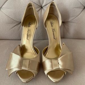 Lulu Townsend Bailey Gold Platform Pump